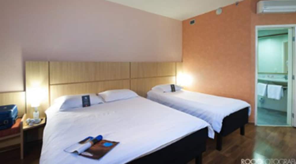 Room, Multiple Beds photo 3