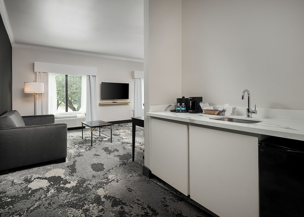 Suite, 1 King Bed, Accessible Bathtub - Photo 1
