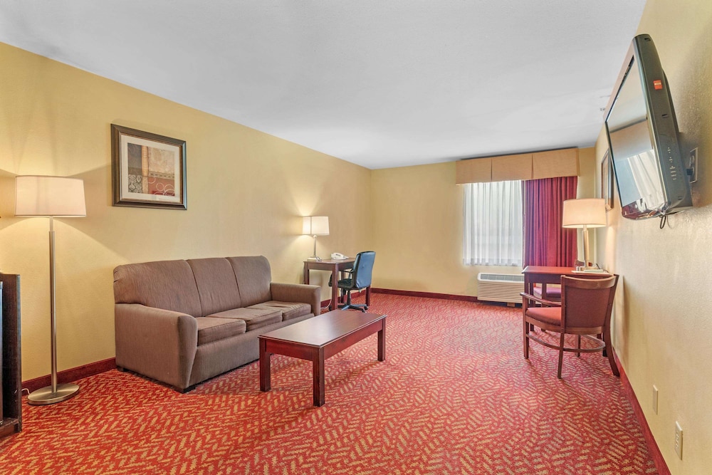 Suite, Multiple Beds, Non Smoking, Refrigerator & Microwave (Living Room;With Sofabed) photo 3