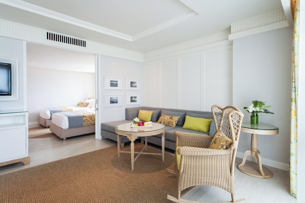 Family Suite (Hillside View)