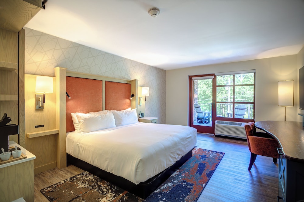 City Room, 1 King Bed, Balcony, Corner