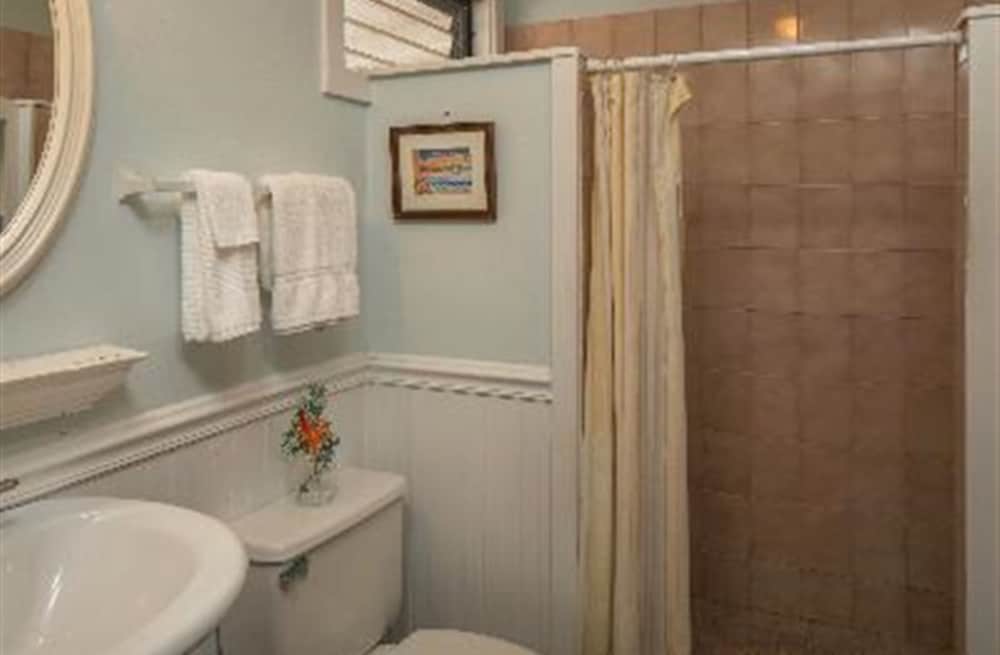 Waterfront Studio Suite (Orchid) photo 3