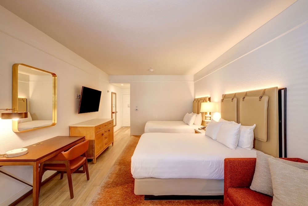 Room, 2 Queen Beds, Balcony - Photo 1