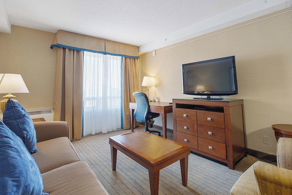 Executive Suite, 1 King Bed, Non Smoking photo 2