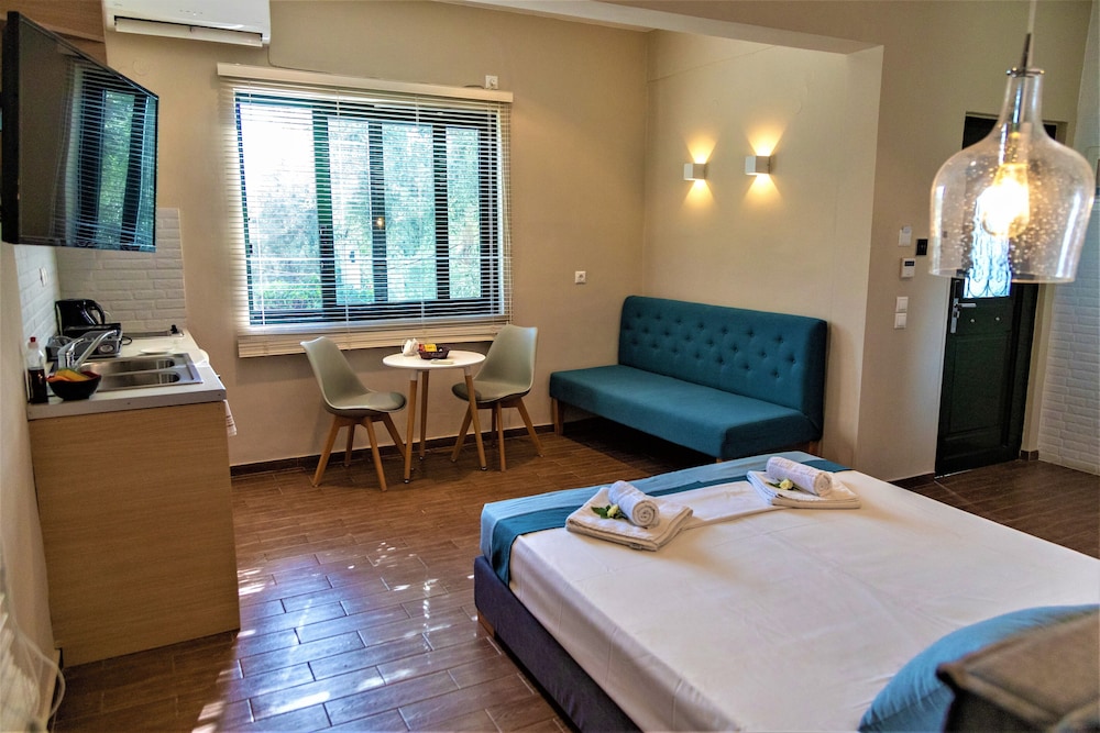Deluxe double studio with partial sea view photo 1