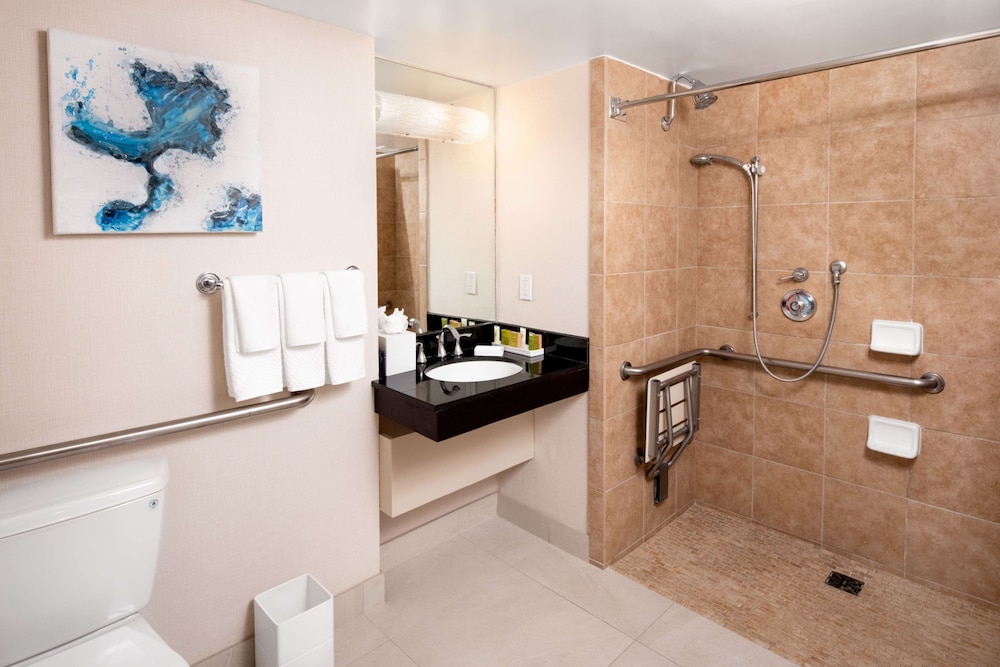 Room, 2 Queen Beds, Accessible (Roll-in Shower)