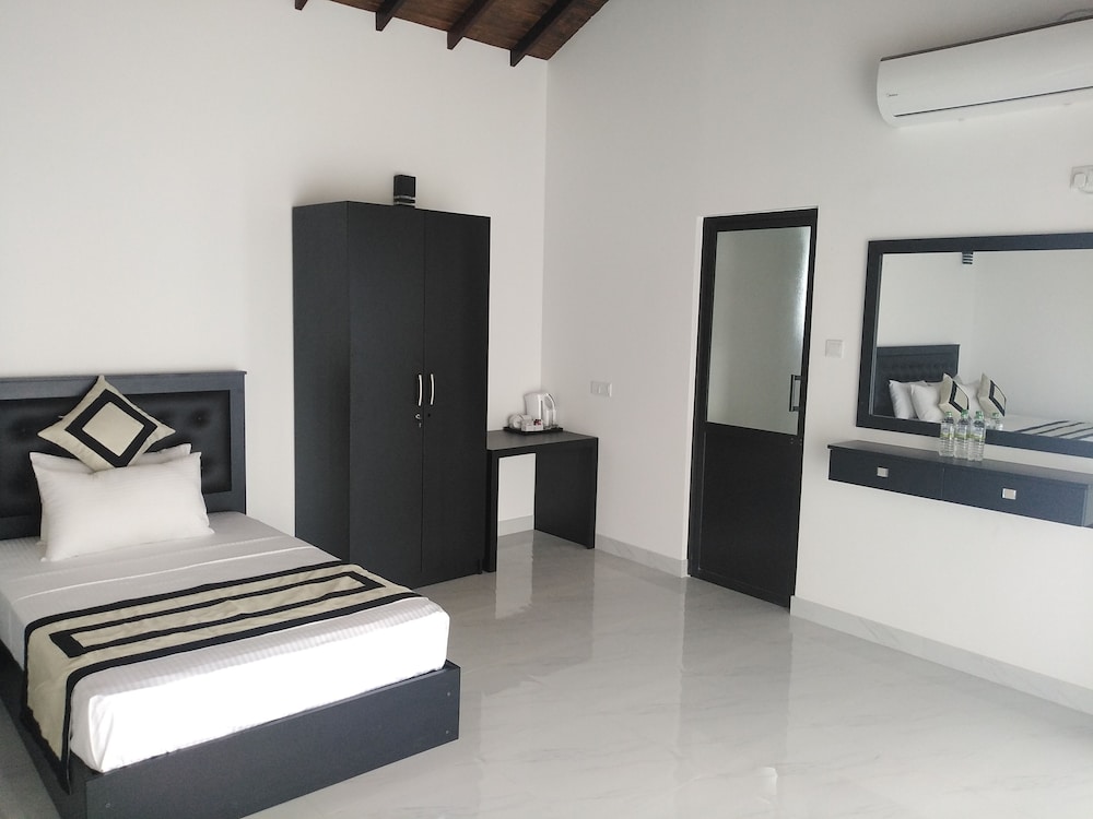 Deluxe Studio Suite, Multiple Beds, Non Smoking, Garden View photo 3