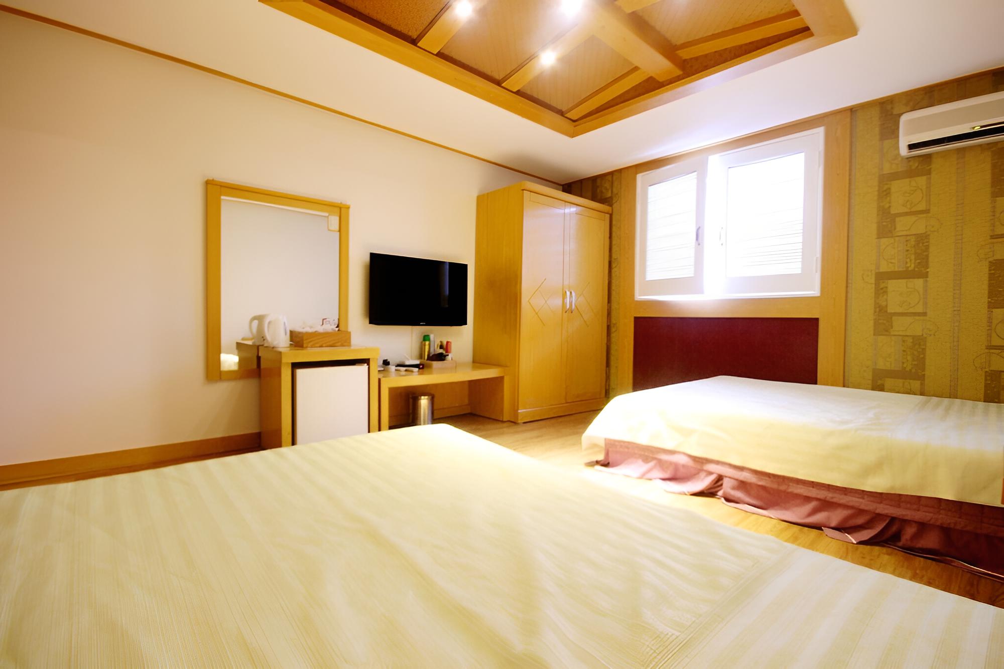 Room (Twin room) - Photo 5