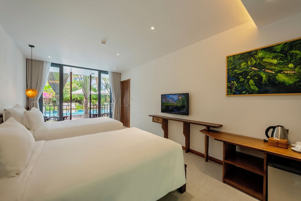 Deluxe Room, Pool View - Photo 2