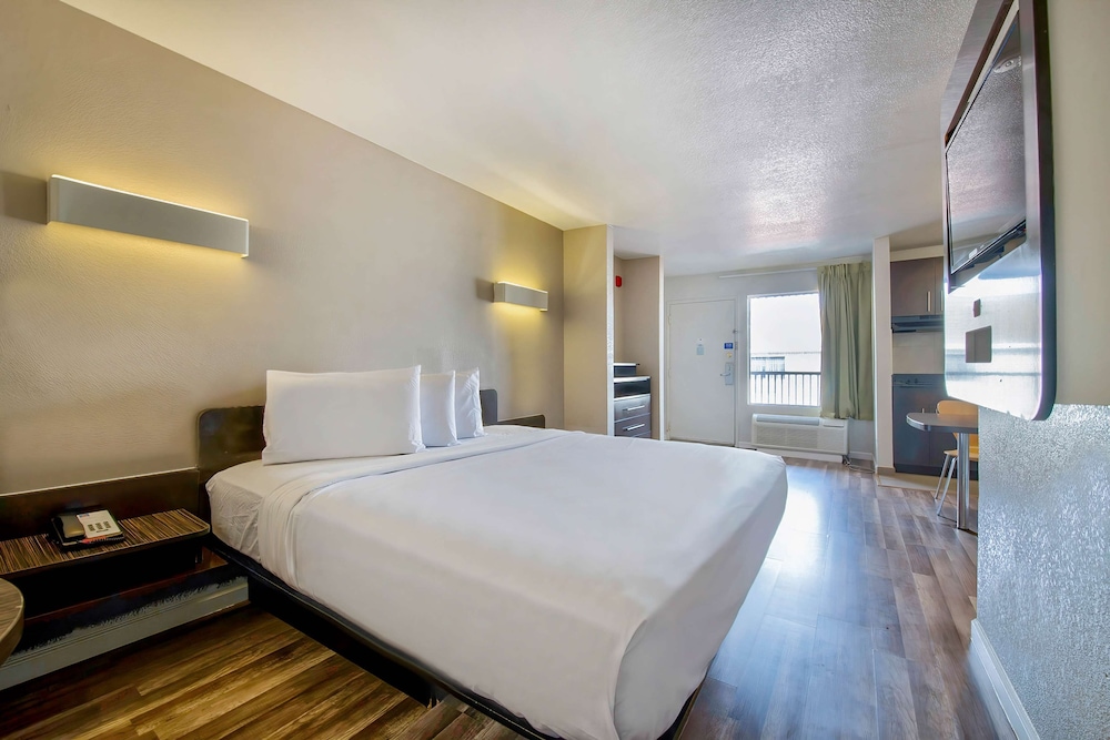 Standard Suite, 1 King Bed, Accessible, Non Smoking - Photo 4