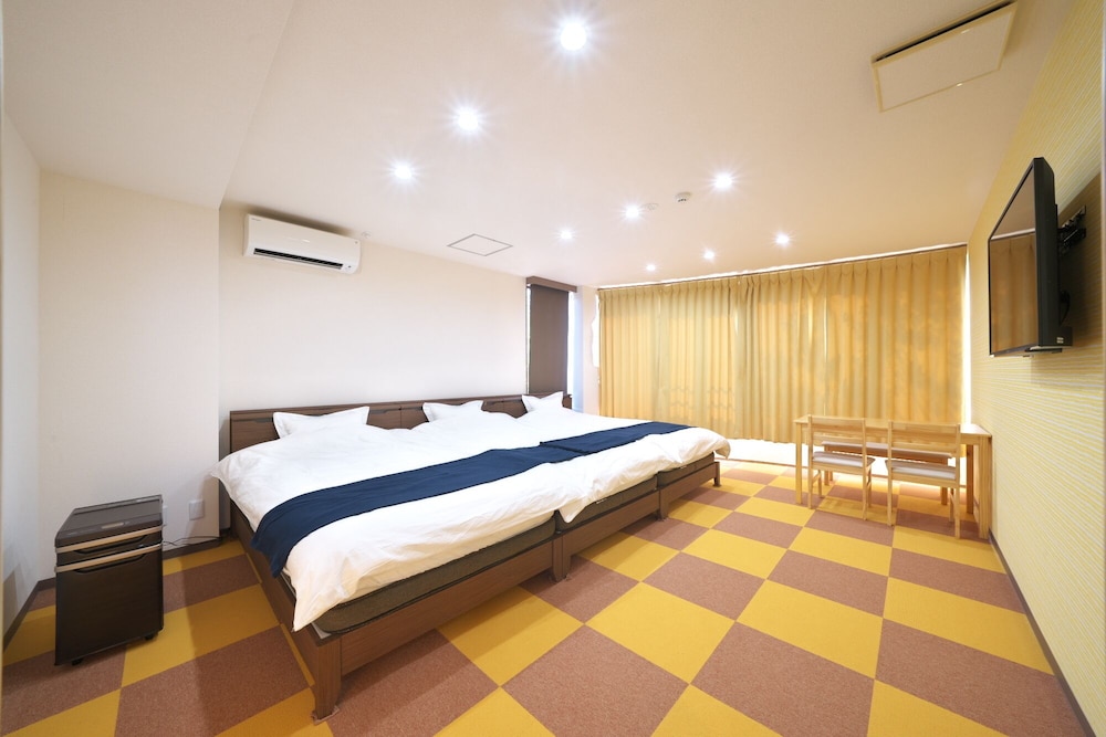 Room, 3 Large Twin Beds - Photo 8
