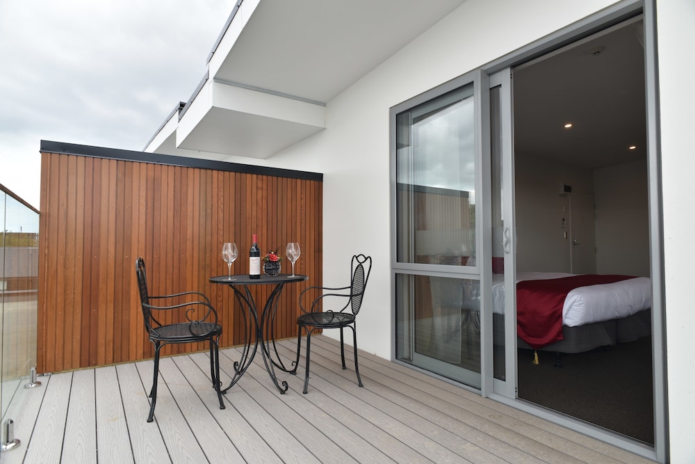 Luxury Studio, City View (King Bed)