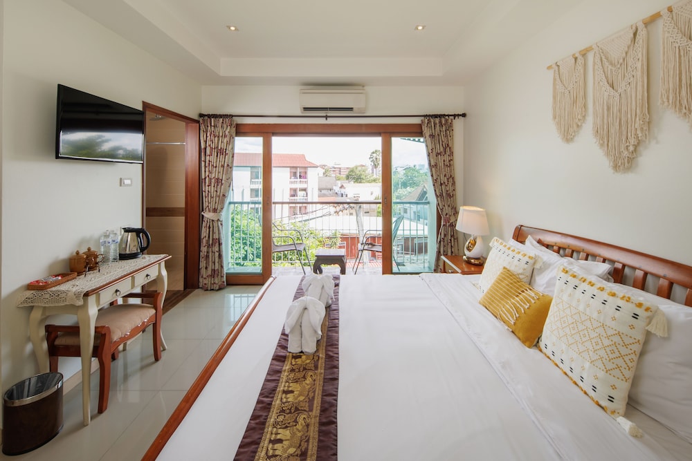 Deluxe Room, 1 King Bed, Balcony