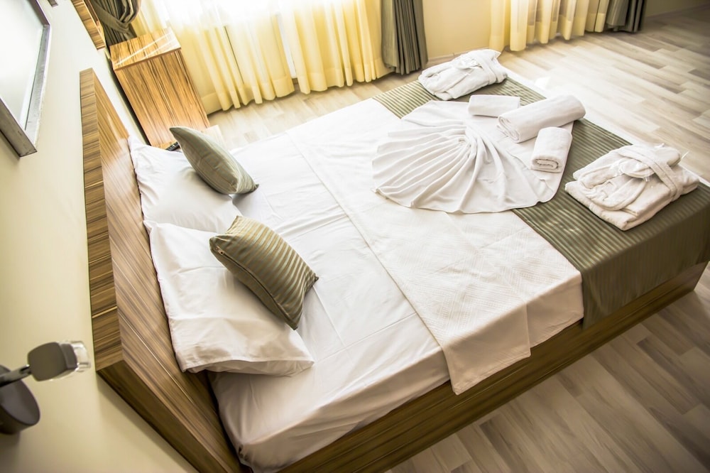 Presidential Studio Suite, 1 Bedroom, Terrace, City View photo 3