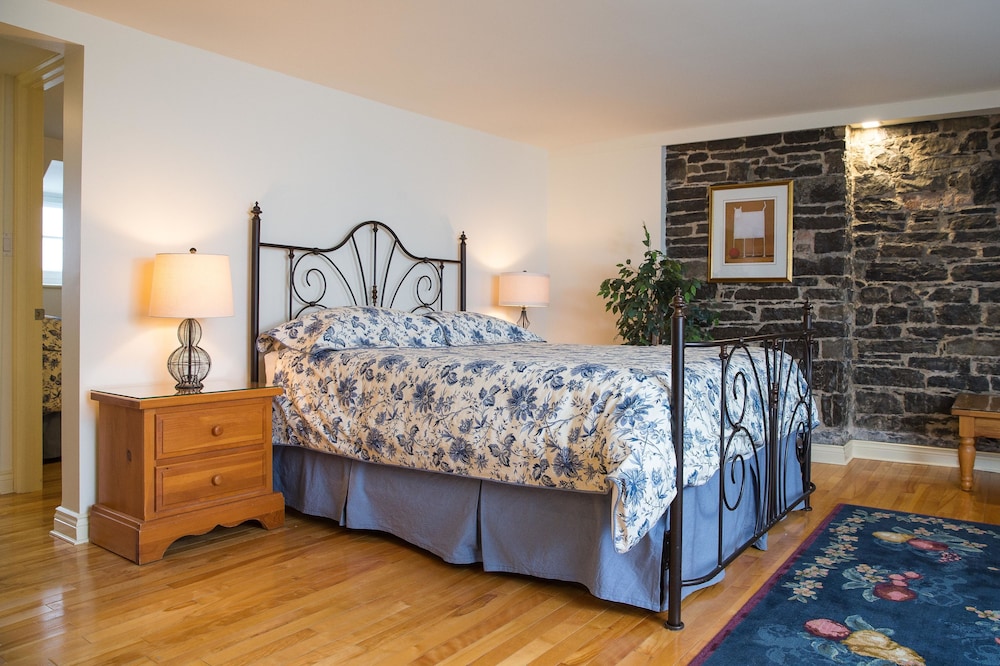 Suite 2 Bedrooms, 4th Floor, No Elevator