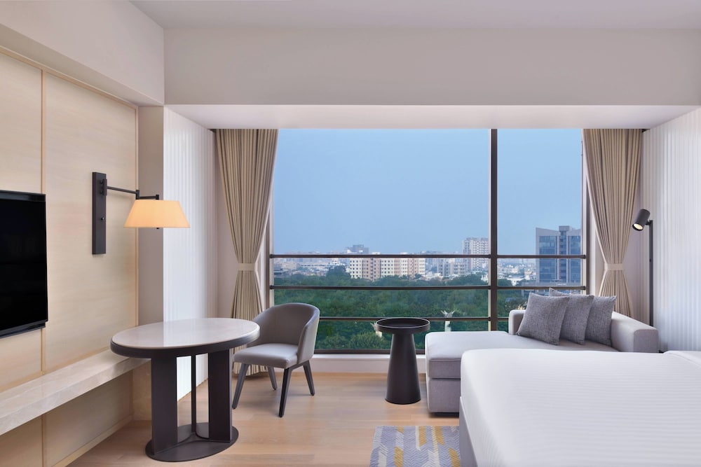 Superior Room, 1 King Bed, City View