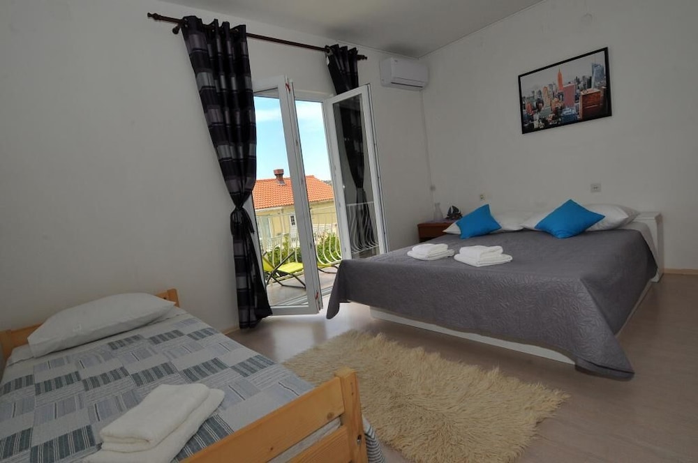 Apartment (4 Bedroom Apt with Balcony)