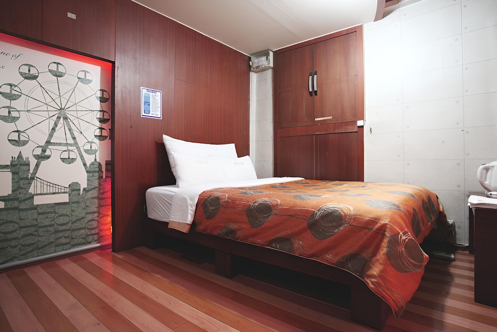 Room (Massage bed) - Photo 4