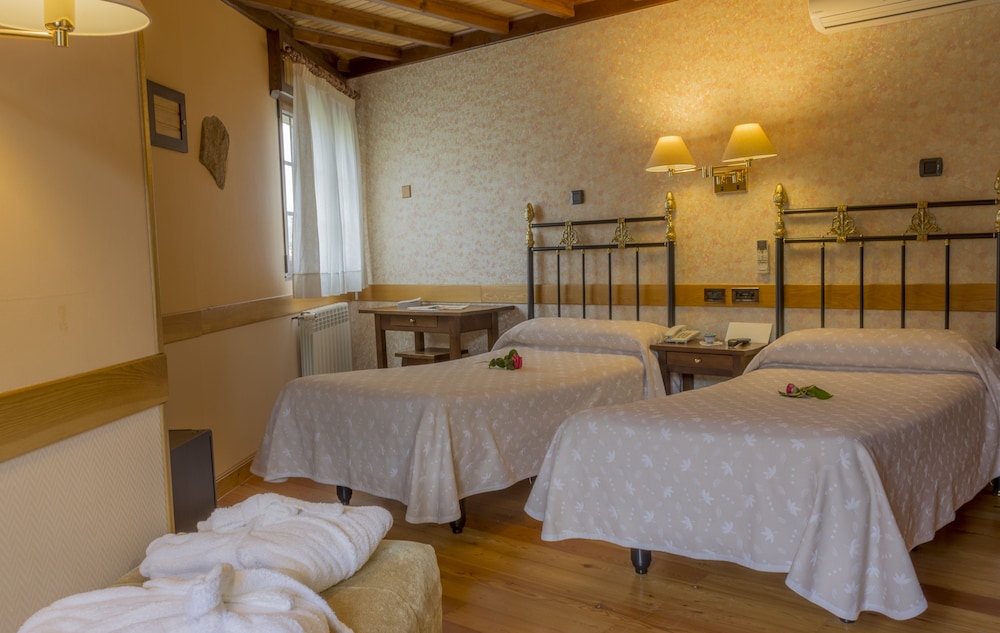 Standard Twin Room - Photo 4