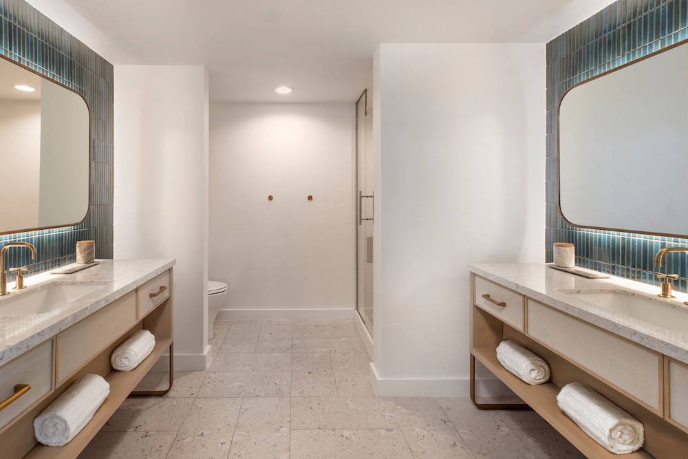 Suite, 1 King Bed With Sofa Bed, Balcony, Oceanfront