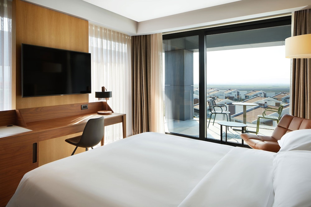 Premium Room, 1 King Bed, Terrace, Corner - Photo 1