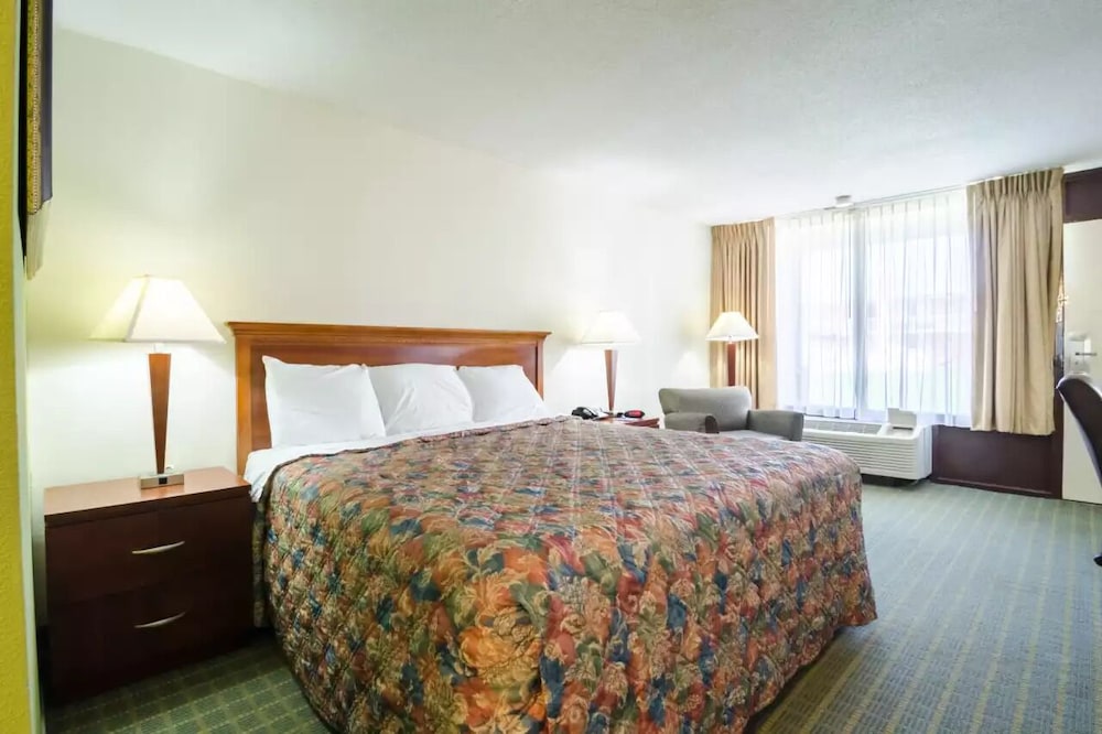 Room, 1 King Bed, Accessible Bathtub, Non Smoking - Photo 2
