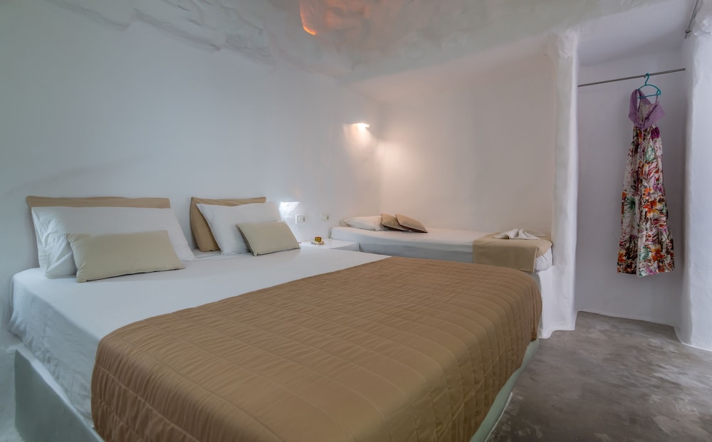 Traditional Quadruple Room (Cave) photo 1