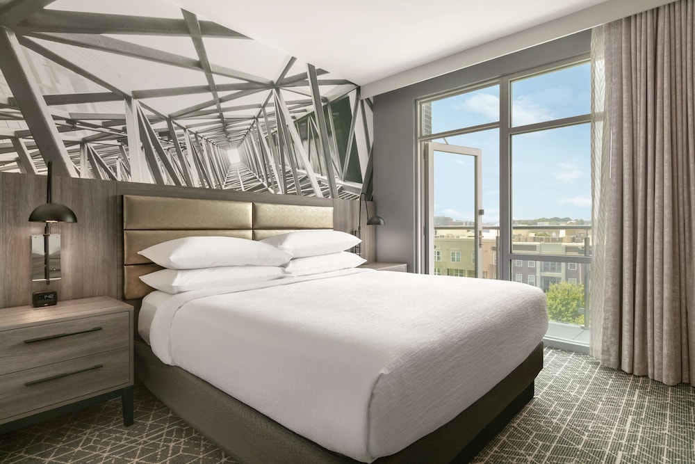 Suite, 1 King Bed, Balcony, Corner - Photo 2