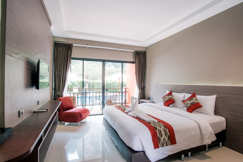 Deluxe Room with Pool Access photo 1