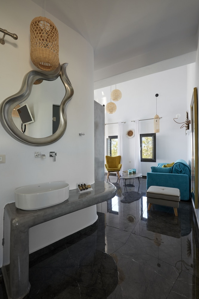 Elegant Suite with outdoor heated private Jacuzzi - Photo 25