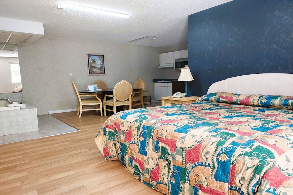 Honeymoon Studio Suite, 1 King Bed, Kitchenette - Photo 7