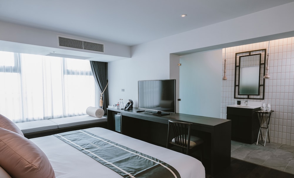 Suite King Room - Photo 20