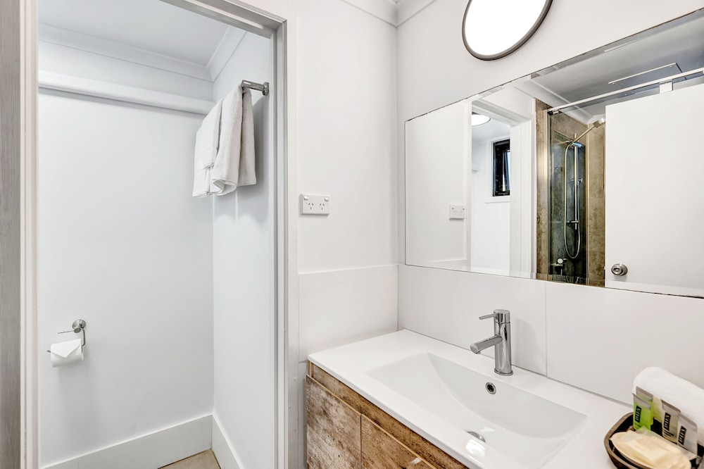Traditional Twin Room, Multiple Beds, Kitchenette thumbnail 5