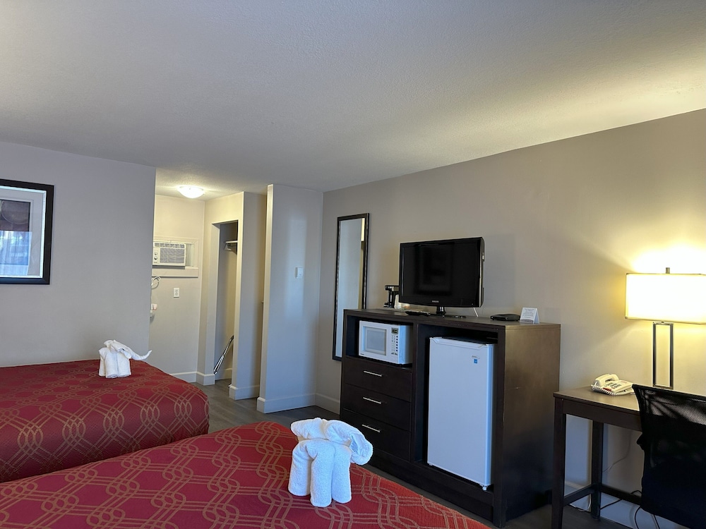 Standard Room, 2 Queen Beds, Non Smoking - Photo 8