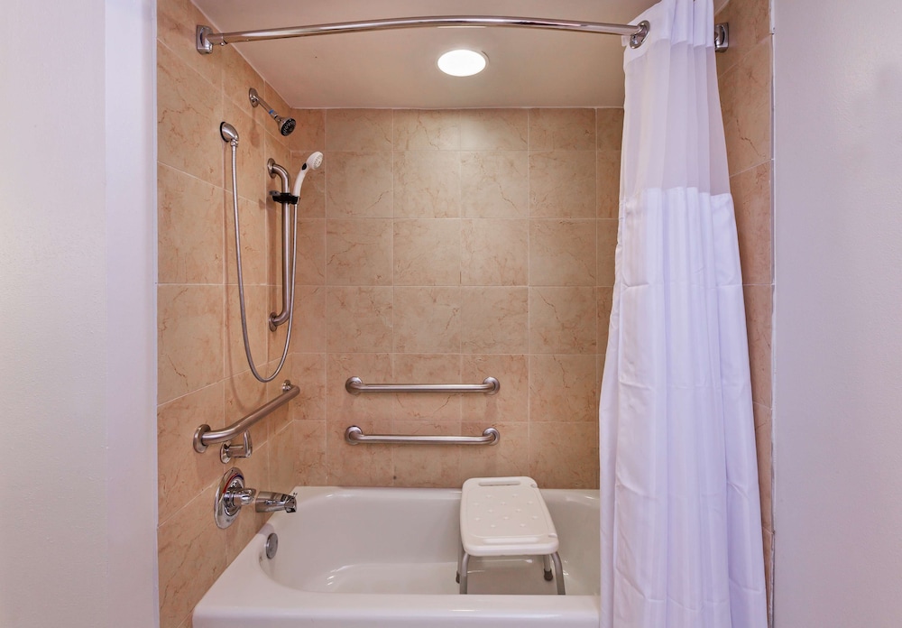 Deluxe Room, 1 King Bed, Accessible (Hearing) - Photo 5