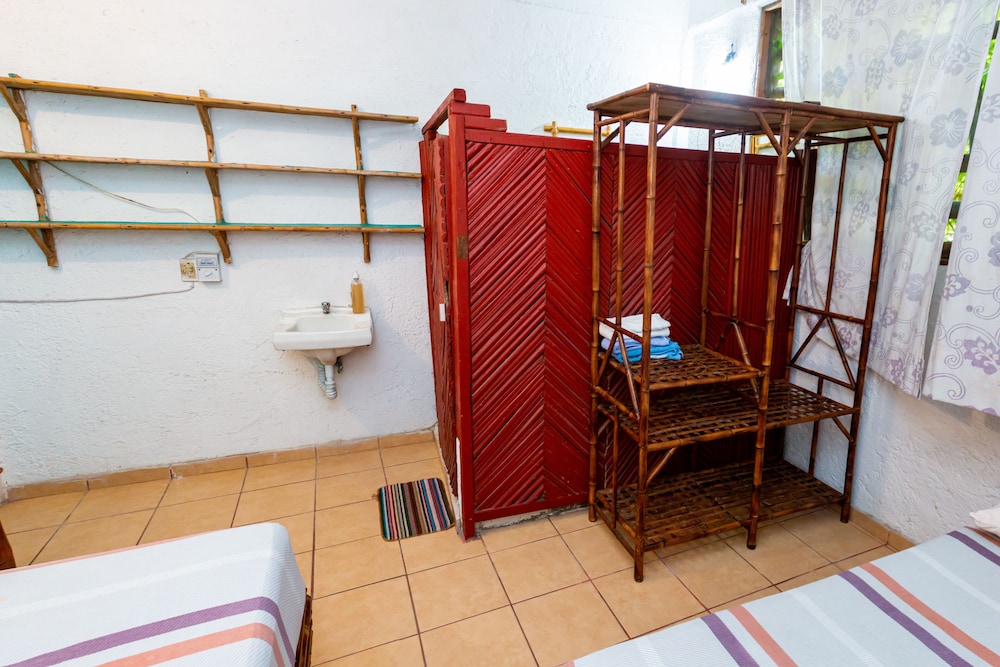 Basic Bungalow, 2 Bedrooms, Smoking, Kitchenette photo 2