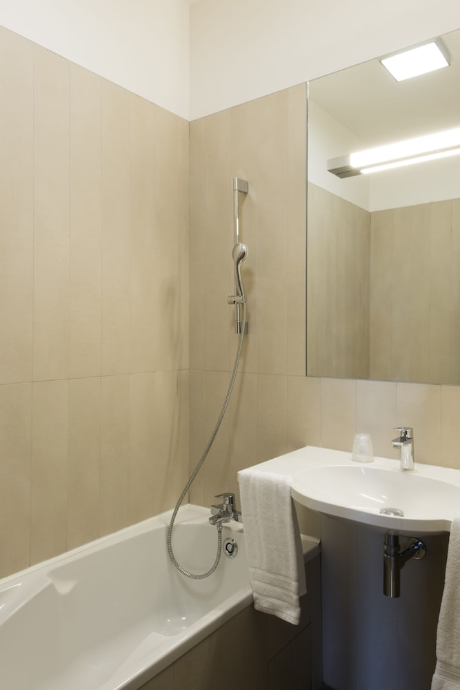 Double or Twin Room - Photo 4
