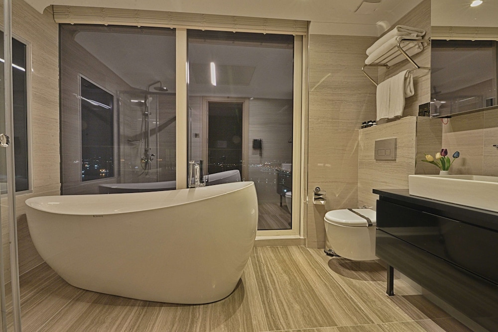 Suite, Multiple Beds, Non Smoking, Balcony (View) thumbnail 6