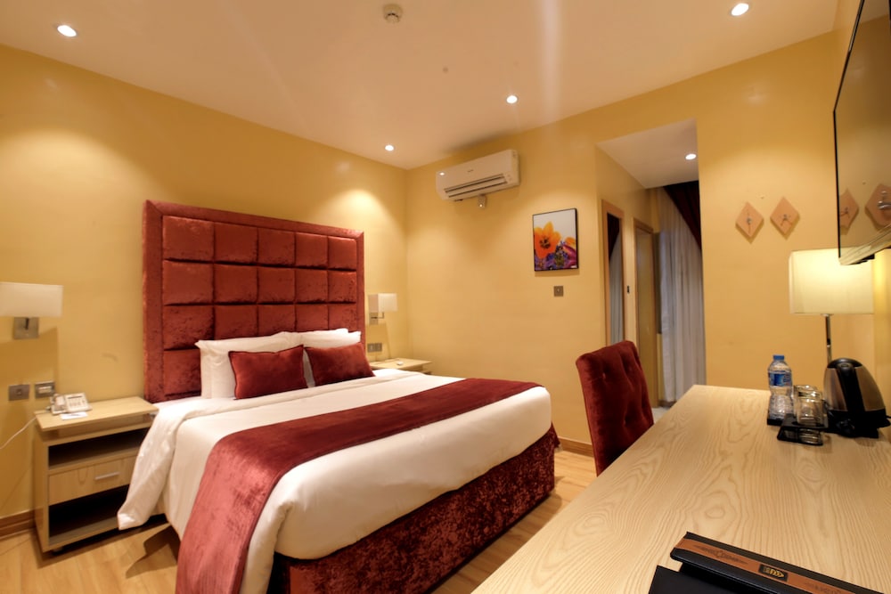 Deluxe Room, 1 King Bed photo 2
