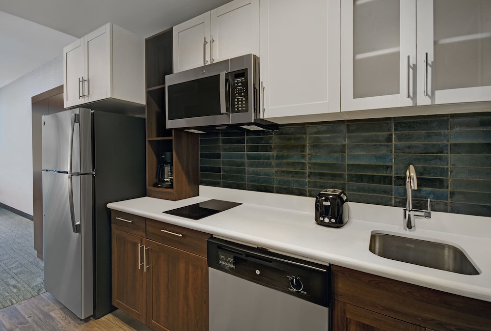 Studio Suite, 1 King Bed, Kitchen - Photo 1