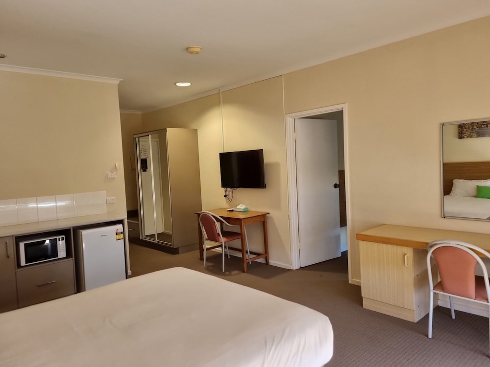 Standard Room, Non Smoking (1 Queen & 3 Single Beds) photo 3