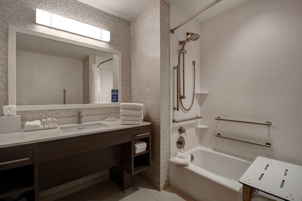 Suite, 1 King Bed, Non Smoking (Hearing) - Photo 5