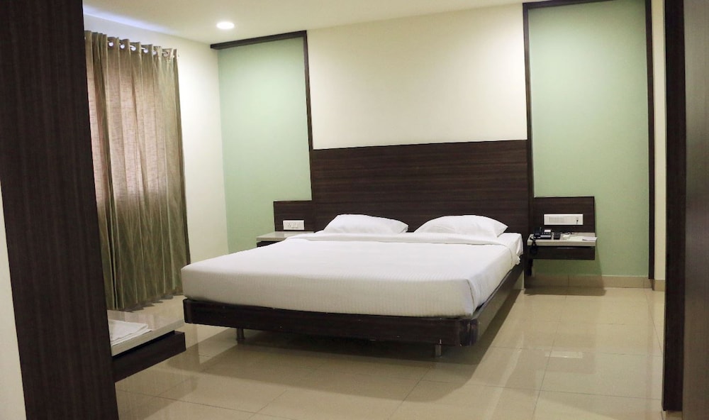 Royal Suite, 1 King Bed, Non Smoking, Private Bathroom photo 2