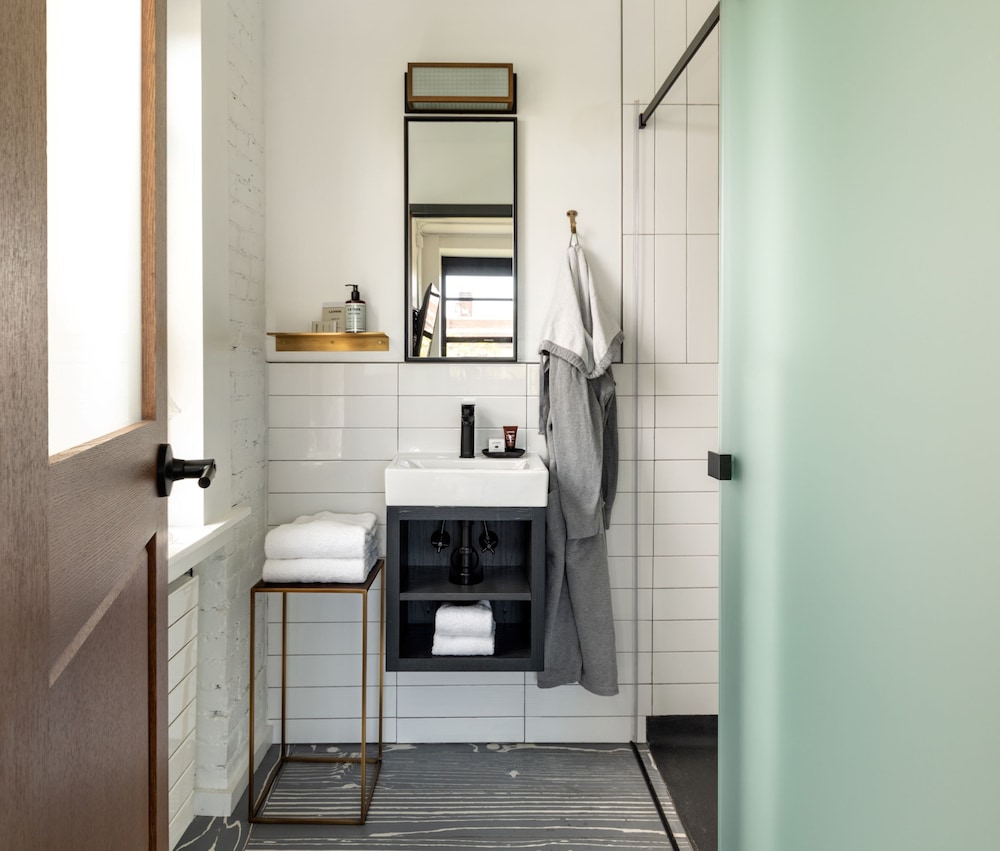 Suite, 1 King Bed, Private Bathroom - Photo 10
