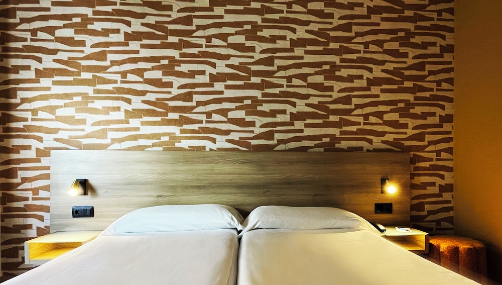 Twin Room, Balcony thumbnail 6