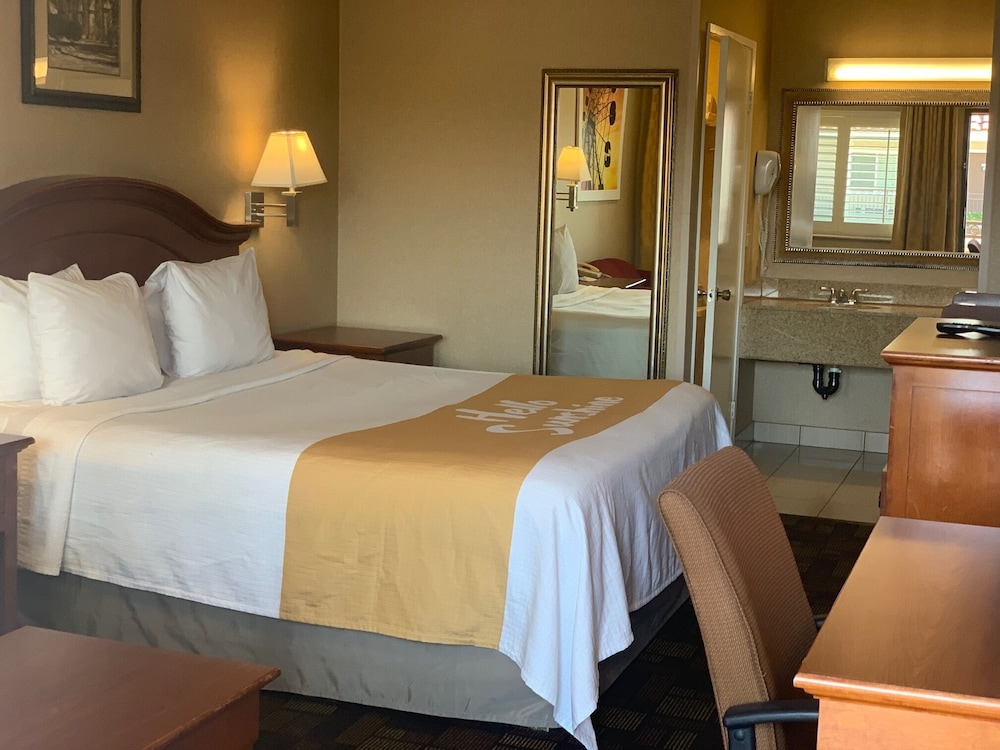 Room, 1 King Bed, Accessible, Bathtub (Non Smoking/Mobility/Grab Bars) photo 1