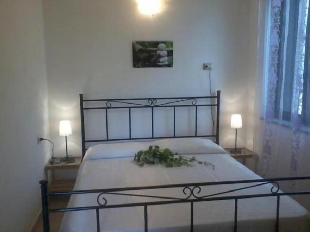 Standard Apartment, 1 Queen Bed photo 3