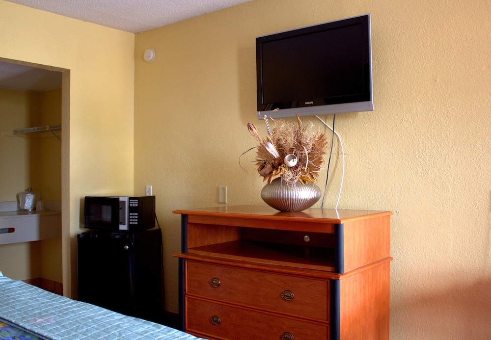 Standard Room, 1 King Bed, Smoking photo 3