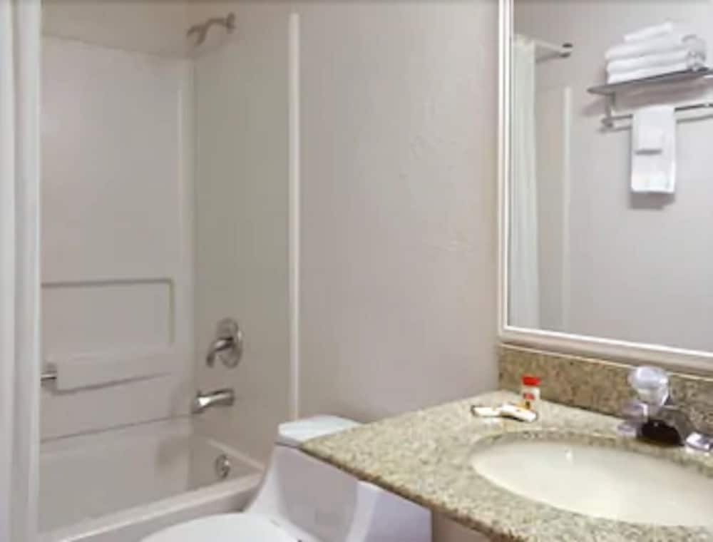 Standard Room, 2 Queen Beds, Smoking - Photo 6