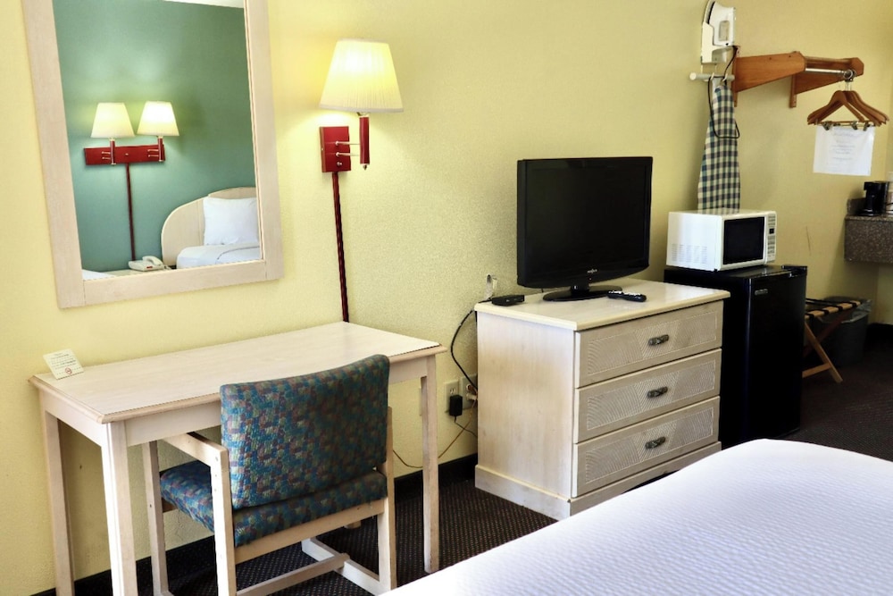 Room, 2 Queen Beds, Non Smoking - Photo 7